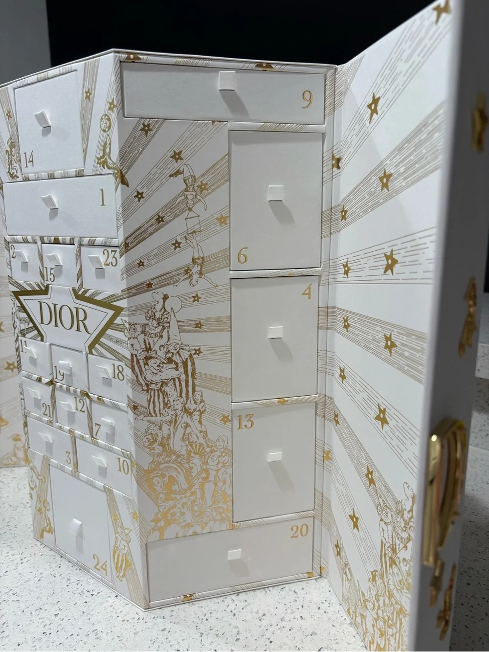 DIOR Le 30 Montaigne Advent Calendar 2025 Empty